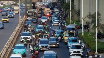 Sejumlah kendaraan terjebak kemacetan di Jalan Gatot Subroto, Jakarta, Kamis (3/9/2026). [Suara.com/Alfian Winanto]