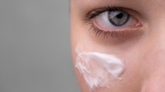 Mengapa Mata Terasa Perih saat Berkeringat saat Memakai Sunscreen dan Bagaimana Cara Mencegahnya?