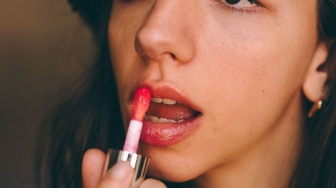 Lip Tint vs Lip Stain vs Lip Glaze, Apa Bedanya? Kenali Fungsi dan Hasilnya
