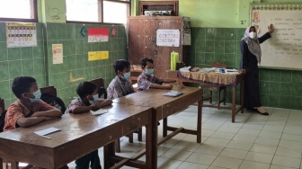 Dampak Kebakaran TPA Putri Cempo, Puluhan Siswa SDN Plesungan II Karanganyar Belajar Pakai Masker
