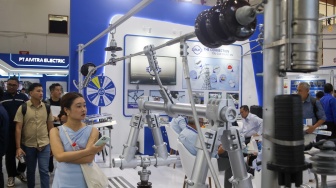 Pengunjung melihat pameran Indonesia Energy & Engineering [IEE] Series - Energy Week 2026 di JIExpo, Jakarta, Jumat (4/9/2026). [Suara.com/Alfian Winanto]