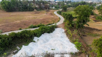 Foto udara area persawahan yang diduga tercemar limbah Bahan Berbahaya dan Beracun (B3) Potasium-40 di Kampung Bayur, Desa Nambo Udik, Kabupaten Serang, Banten, Kamis (3/9/2026). [ANTARA FOTO/Muhammad Bagus Khoirunas/wsj]