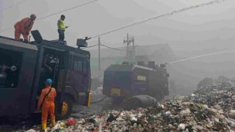 Kebakaran TPA Putri Cempo, Polri Kerahkan Helikopter dan Water Cannon untuk Percepatan Pemadaman