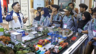 Pengunjung melihat pameran Indonesia Energy & Engineering [IEE] Series - Energy Week 2026 di JIExpo, Jakarta, Jumat (4/9/2026). [Suara.com/Alfian Winanto]
