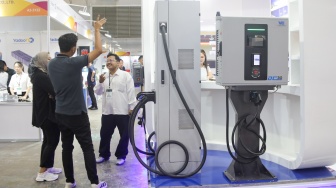 Pengunjung melihat pameran Indonesia Energy & Engineering [IEE] Series - Energy Week 2026 di JIExpo, Jakarta, Jumat (4/9/2026). [Suara.com/Alfian Winanto]
