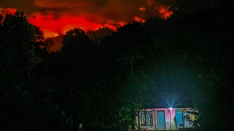 Kebakaran terjadi di Gunung Merapi Ungup-ungup terlihat dari Gantasan, Banyuwangi, Jawa Timur, Jumat (4/9/2026). [ANTARA FOTO/Budi Candra Setya/sgd]