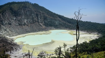 Kondisi Kawah Putih yang airnya menyusut di Ciwidey, Kabupaten Bandung, Jawa Barat, Jumat (4/9/2026). [ANTARA FOTO/Raisan Al Farisi/sgd]
