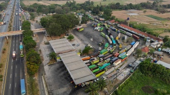 Foto udara sejumlah kendaraan besar mengantre saat mengisi BBM jenis solar di Rest Area KM 68 Tol Tangerang-Merak, Kota Serang, Banten, Jumat (4/9/2026). [ANTARA FOTO/Muhammad Bagus Khoirunas/nym]