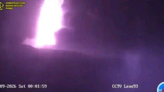 Gunung Anak Krakatau Erupsi Tengah Malam: Fenomena Lava Air Mancur Muncul