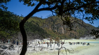 Wisatawan menikmati pemandangan di Kawasan Wisata Kawah Putih di Ciwidey, Kabupaten Bandung, Jawa Barat, Jumat (4/9/2026). [ANTARA FOTO/Raisan Al Farisi/sgd]