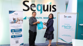 Director & Chief Operations Officer Sequis Life Dian Ekawati memberikan bingkisan kepada nasabah dalam rangkaian kegiatan #YangPalingBerarti di Sequis Center dalam rangka Hari Pelanggan Nasional 2026.  