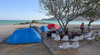 Sejumlah pengunjung duduk dekat tenda saat peluncuran prototipe tenda di Kuta Beach Park The Mandalika, Kuta, Praya, Lombok Tengah, NTB, Jumat (4/9/2026). [ANTARA FOTO/Ahmad Subaidi/YU]