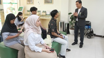 Petugas memberikan apresiasi kepada nasabah loyal saat peringatan Hari Pelanggan Nasional di kantor BSN KC Jakarta Pasar Minggu, Jumat (4/9/2026). [handout]