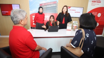 Chief Operation Officer, Suzwamela Zawawi (kedua kiri), didampingi Chief Product Management and Marketing Officer Generali Indonesia, Jong Wie Siu (kedua kanan) berbincang dengan nasabah yang sedang melakukan konsultasi dengan Staf Generali Indonesia dalam rangka Hari Pelanggan Nasional 2026, di Jakarta, Jumat (4/9/2026). [handout]