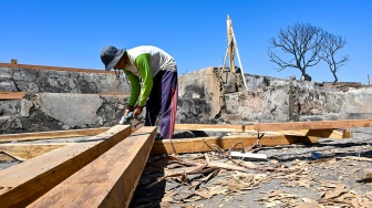  Warga menyiapkan kayu untuk tiang bangunan rumah adat pascakebaran di Desa adat Sade, Rembitan, Kecamatan Pujut, Praya, Lombok Tengah, NTB, Jumat (4/9/2026). [ANTARA FOTO/Ahmad Subaidi/YU]