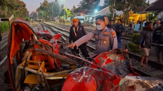 Brakkk! KA Wijaya Kusuma Tertemper Mobil di Perlintasan Jember, Satu Orang Luka Berat