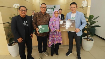 Direktur Utama Bank Syariah Nasional (Bank BSN) Alex Sofjan Noor (kiri) bersama Direktur Network & Retail Funding Bank BSN Ari Kurniaman (kanan) memberikan apresiasi kepada nasabah loyal saat peringatan Hari Pelanggan Nasional di kantor BSN KC Jakarta Pasar Minggu, Jumat (4/9/2026). [handout]