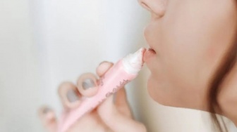 Bikin Lebih Plumpy dan Smooth! Coba 4 Lip Serum Peptide Atasi Bibir Kering