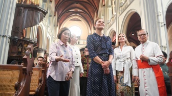 Putri Mahkota Swedia yang juga Duta Kehormatan UNDP, Victoria (kedua kiri) didampingi Uskup Agung Jakarta Ignatius Kardinal Suharyo (kanan) saat berkunjung ke Gereja Katedral, Jakarta, Jumat (4/9/2026). [ANTARA FOTO/M Risyal Hidayat/nym]