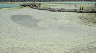 Pengunjung berada di Wisata Kawah Putih yang airnya menyusut di Ciwidey, Kabupaten Bandung, Jawa Barat, Jumat (4/9/2026). [ANTARA FOTO/Raisan Al Farisi/sgd]