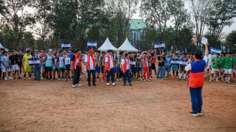 dari kiri Corporate Secretary Vice President at PT Kereta Commuter Indonesia Karina Amanda, Direktur Keuangan PT KAI Commuter Indonesia Nugroho Dwi Sasongko, Direktur Operasi dan Pemasaran PT KAI Commuter Heri Siswanto menendang bola saat membuka Commuter Mini Soccer di Lapangan Banteng, Jakarta Pusat, Jumat (4/9/2026). [handout]
