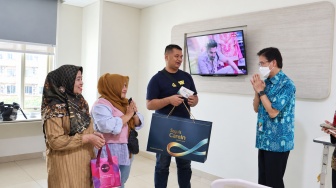 Director & Chief Agency Officer Sequis Life Edisjah (kanan) bertemu keluarga salah satu pasien di RS Mitra Keluarga Kelapa Gading
