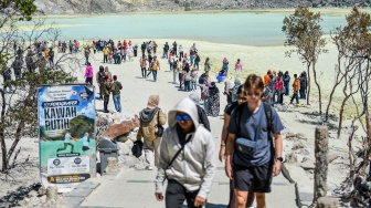 FWisatawan memadati Kawasan Wisata Kawah Putih di Ciwidey, Kabupaten Bandung, Jawa Barat, Jumat (4/9/2026). [ANTARA FOTO/Raisan Al Farisi/sgd]
