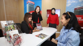 Chief Operation Officer, Suzwamela Zawawi (kedua kanan), didampingi Chief Product Management and Marketing Officer Generali Indonesia, Jong Wie Siu (kedua kiri) berbincang dengan nasabah yang sedang melakukan konsultasi dengan Staf Generali Indonesia dalam rangka Hari Pelanggan Nasional 2026, di Jakarta, Jumat (4/9/2026). [handout]