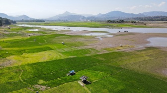 Foto udara area genangan Waduk Bili-Bili yang dimanfaatkan jadi lahan pertanian di Kecamatan Parangloe, Kabupaten Gowa, Sulawesi Selatan, Jumat (4/9/2026). [ANTARA FOTO/Arnas Padda/sgd]