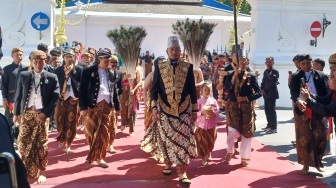 Gelar Jumenengan, PB XIV Hangabehi Bacakan Ikrar di Sitihinggil depan Meriam Nyai Setomi