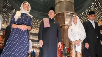 Menteri Agama yang juga Imam Besar Masjid Istiqlal Nasaruddin Umar (kiri) didampingi Uskup Agung Jakarta Ignatius Kardinal Suharyo (kanan) menyaksikan Putri Mahkota Swedia yang juga Duta Kehormatan UNDP, Victoria (tengah) mengisi buku tamu saat berkunjung ke Gereja Katedral, Jakarta, Jumat (4/9/2026). [ANTARA FOTO/M Risyal Hidayat/nym]