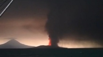 Mata Perih dan Napas Sesak, Warga Serang Terdampak Hujan Abu Gunung Anak Krakatau