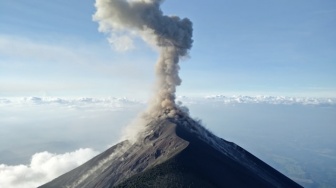 Abu Vulkanik Anak Krakatau dan Pentingnya Membatasi Aktivitas Luar Ruangan