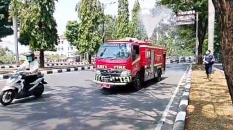 Bogor Diselimuti Abu Vulkanik, 11 Sektor Damkar Lakukan Penyemprotan Light Water Spray Masif