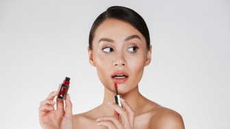 Bagaimana Cara Mengatasi Bibir yang Terasa Panas atau Menyengat setelah Memakai Lip Plumper?