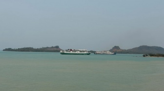Bakauheni-Merak Normal: Terlihat Abu Erupsi Anak Krakatau, Ombak Kencang