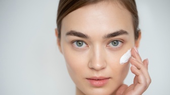 Bagaimana Cara Membedakan Moisturizer yang Menyumbat Pori dengan yang Merangsang Jerawat?