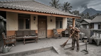 Jangan Asal Sapu! Ini 6 Cara Bersihkan Rumah dari Abu Vulkanik Gunung Anak Krakatau