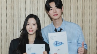 Kim Ji Yeon dan Park Seo Ham Tampil Serasi di Script Reading Dive Into You