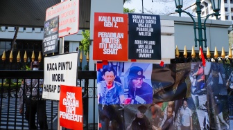 Sejumlah Aktivis saat menggelar aksi solidaritas untuk Andrie Yunus di depan Gedung Mahkamah Agung (MA), Jakarta, Senin (7/9/2026). [Suara.com/Alfian Winanto]
