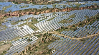 China Sulap Pegunungan Jadi Ladang Panel Surya, Solusi Energi Bersih atau Ancaman Ekologi?