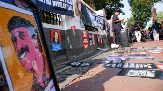 Sejumlah Aktivis saat menggelar aksi solidaritas untuk Andrie Yunus di depan Gedung Mahkamah Agung (MA), Jakarta, Senin (7/9/2026). [Suara.com/Alfian Winanto]
