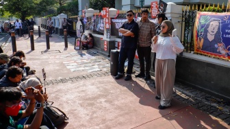 Sejumlah Aktivis saat menggelar aksi solidaritas untuk Andrie Yunus di depan Gedung Mahkamah Agung (MA), Jakarta, Senin (7/9/2026). [Suara.com/Alfian Winanto]
