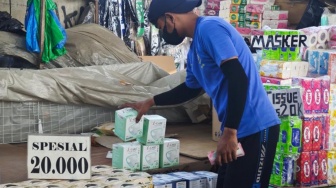 Imbas Abu Anak Krakatau, Stok Masker di Jakarta Selatan Perlahan Ludes dan Harga Mulai Naik