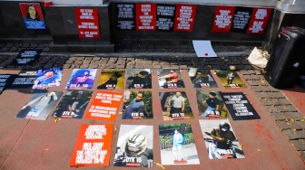 Sejumlah Aktivis saat menggelar aksi solidaritas untuk Andrie Yunus di depan Gedung Mahkamah Agung (MA), Jakarta, Senin (7/9/2026). [Suara.com/Alfian Winanto]
