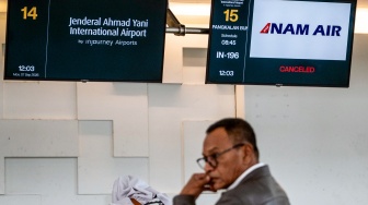 Calon penumpang berada di dekat layar informasi pembatalan penerbangan di Bandara Internasional Jenderal Ahmad Yani, Semarang, Jawa Tengah, Senin (7/9/2026). [ANTARA FOTO/Aprillio Akbar/tom]