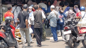 Warga Serbu Pasar Asemka Cari Masker, Pedagang: Stok KF95 Kosong Sejak Kemarin!
