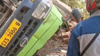 Lewati Turunan dan Belokan, Truk Sembako Terguling di Hutan Cipeucang Sukabumi