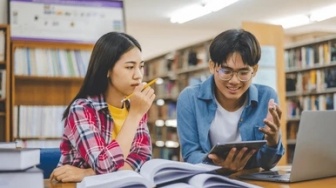 Dilema Mahasiswa Kerja Sambil Kuliah: Pilih Cuan atau IPK?