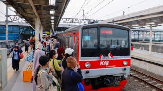 Penumpang menunggu kedatangan kereta Commuterline di Stasiun Manggarai, Jakarta, Selasa (8/9/2026). [Suara.com/Alfian Winanto]